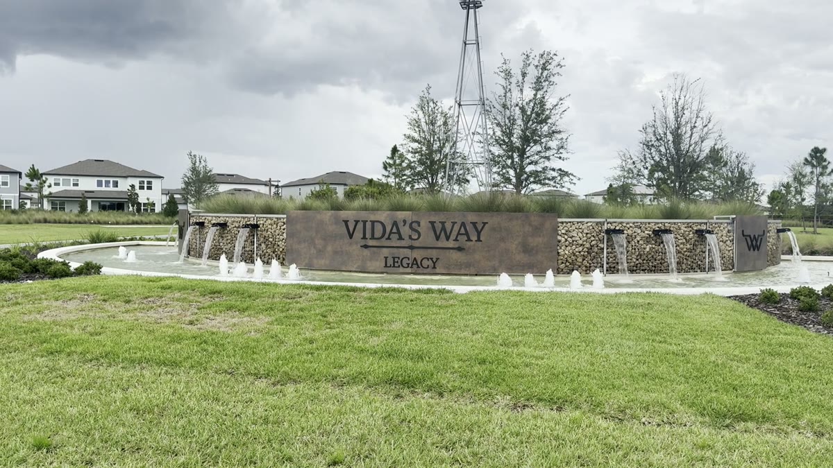 The Vida's Way entrance monument and fountain in the Wesley Chapel area
